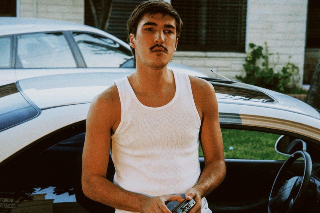 Gero posando delante de un automóvil