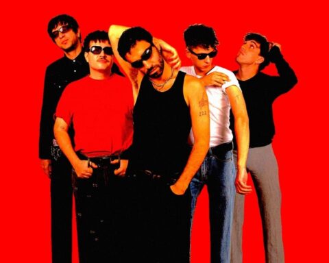 Isla de Caras con fondo rojo