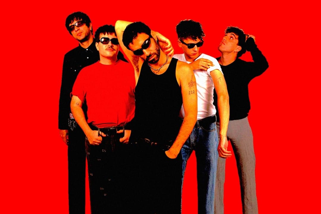 Isla de Caras con fondo rojo