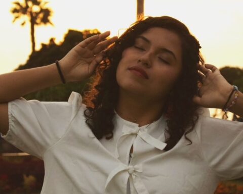 Leslie Baltazar con blusa blanca en el ocaso