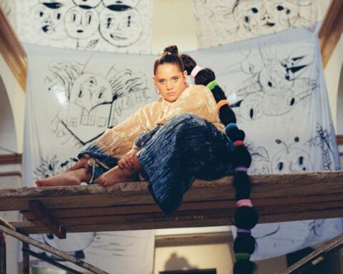 Lido Pimienta trepada sobre un tablón