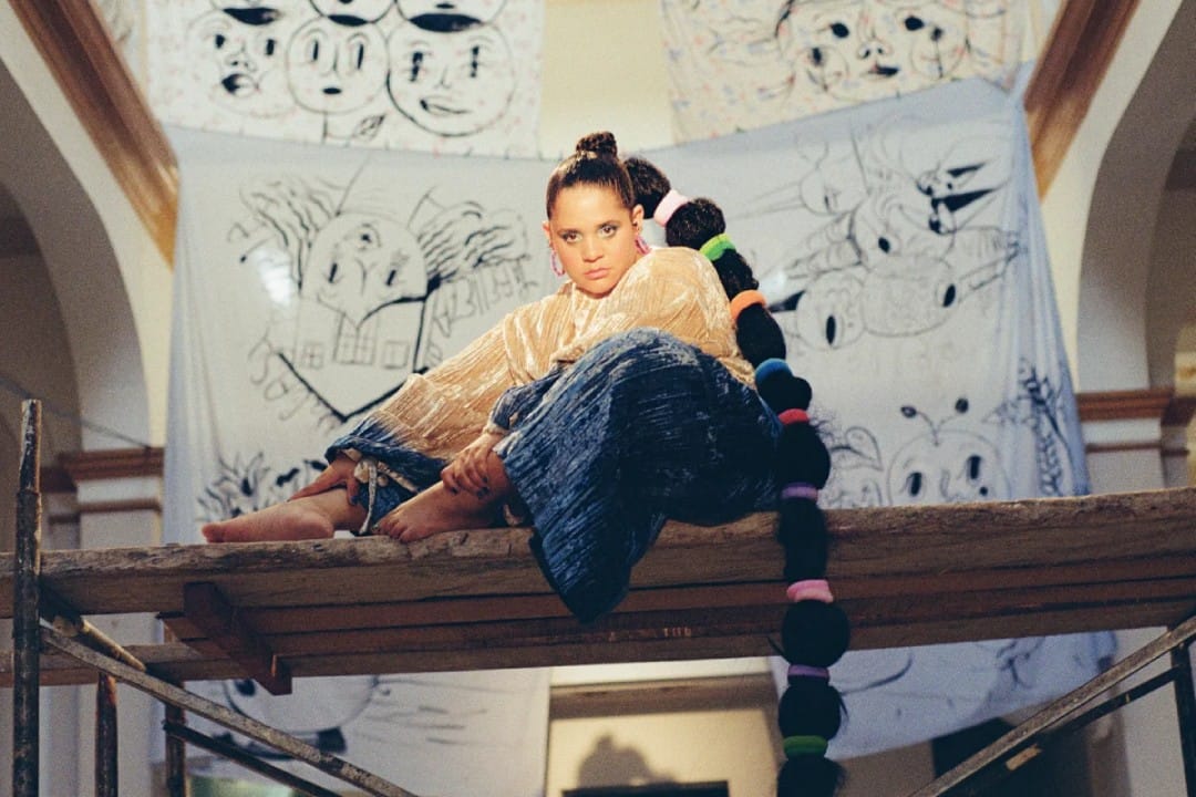 Lido Pimienta trepada sobre un tablón