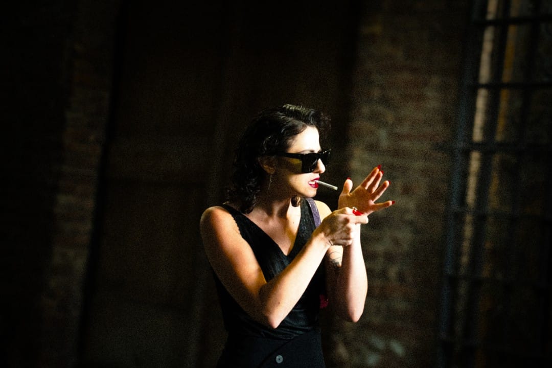 Marilina Bertoldi prendiendo un cigarrillo