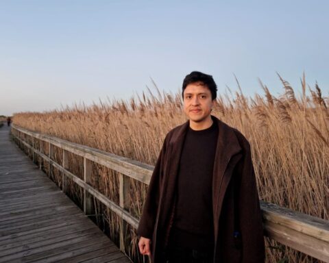 Matalascallando posando con un trigal