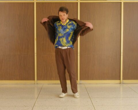 Matías Aguayo en el videoclip de "El Internet"