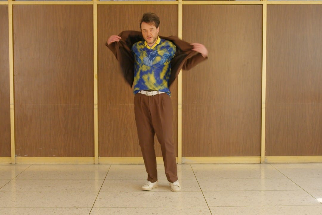 Matías Aguayo en el videoclip de "El Internet"