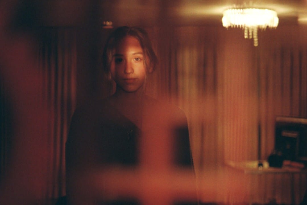 Maya Endo posando entre unas cortinas