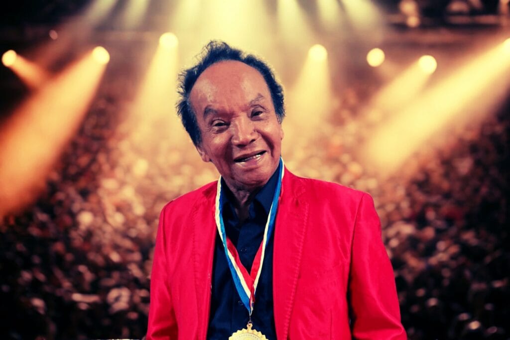 Melcochita posando con un saco rojo