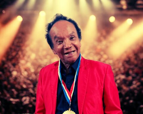 Melcochita posando con un saco rojo