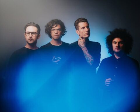 Niño Cohete vestidos de negro con un halo azul