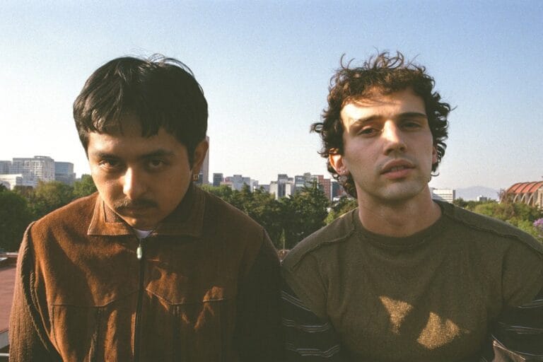 Pablopablo y Macario Martínez sentados uno al lado del otro