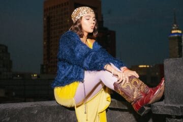 Paloma Morphy sentada en una cornisa