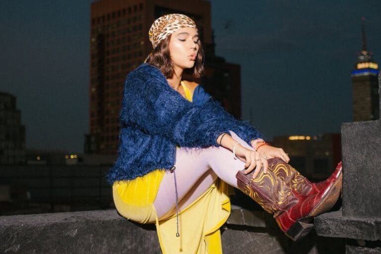 Paloma Morphy sentada en una cornisa