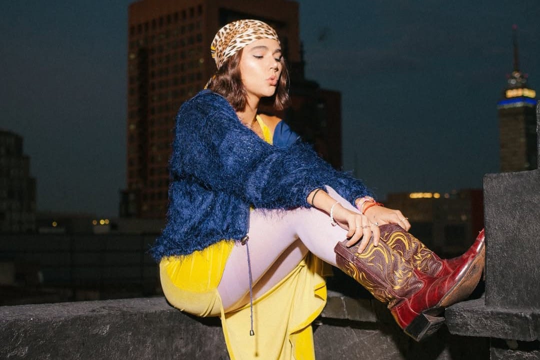 Paloma Morphy sentada en una cornisa