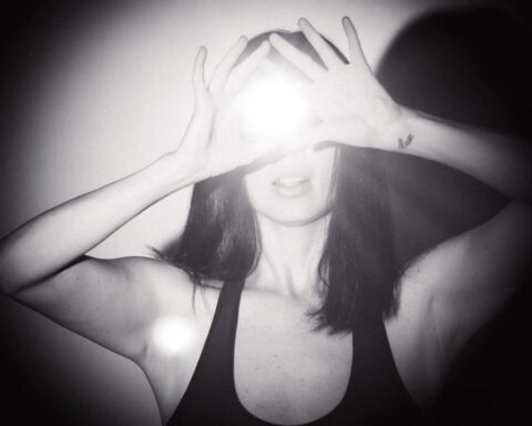 Pamela Rodríguez en foto a blanco y negro con luz sobre su rostro