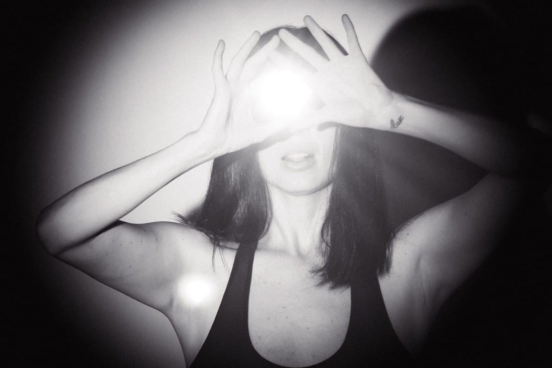 Pamela Rodríguez en foto a blanco y negro con luz sobre su rostro