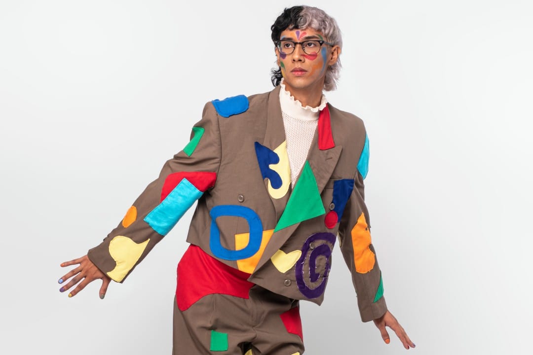 Paulo Ramírez con su traje de retazos de tela