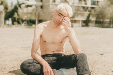 Planeta No sentado en una playa