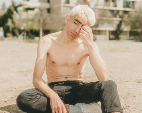 Planeta No sentado en una playa