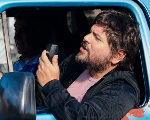 Santiago Motorizado en su camioneta celeste