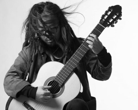 Shin Sasakubo interpretando con guitarra en mano