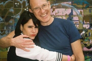 Sofia Kourtesis abrazando a Daphni