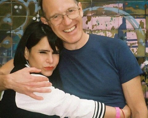 Sofia Kourtesis abrazando a Daphni