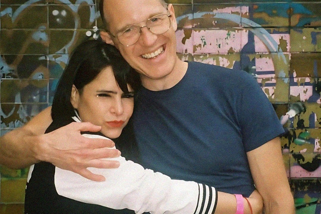 Sofia Kourtesis abrazando a Daphni