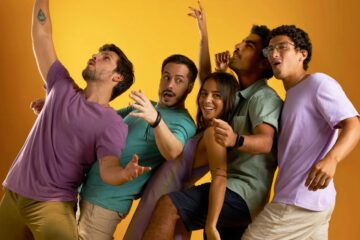 Integrantes de Super Simio posan para una foto divertida