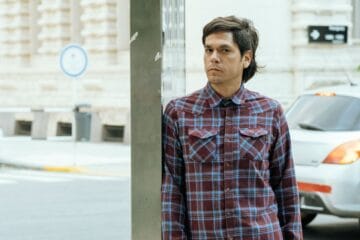 Velásquez posando en una calle de Buenos Aires