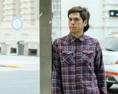 Velásquez posando en una calle de Buenos Aires