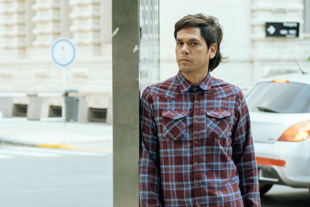 Velásquez posando en una calle de Buenos Aires