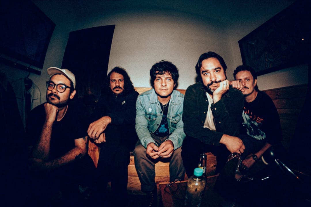 Adiós Cometa posando sentados