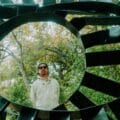Adrián Quesada posando en un monumento con forma espiral