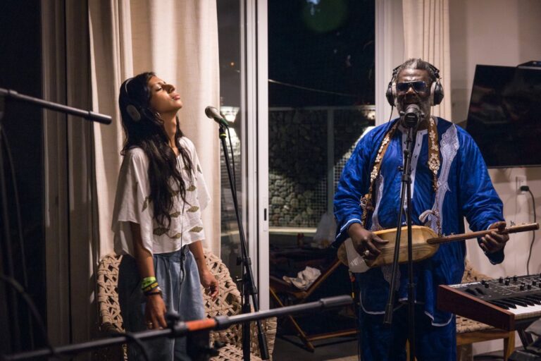 Africa Express y Luisa Malaguer en el estudio de grabación