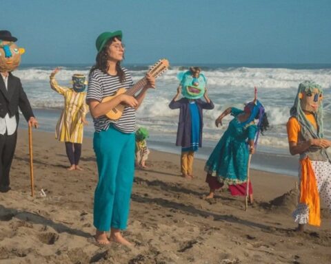 Alma Libé en la playa tocando el charango