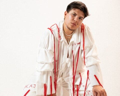 Antay con traje blanco y rayas rojas