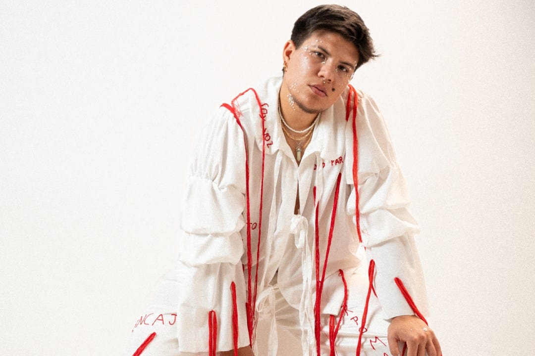 Antay con traje blanco y rayas rojas