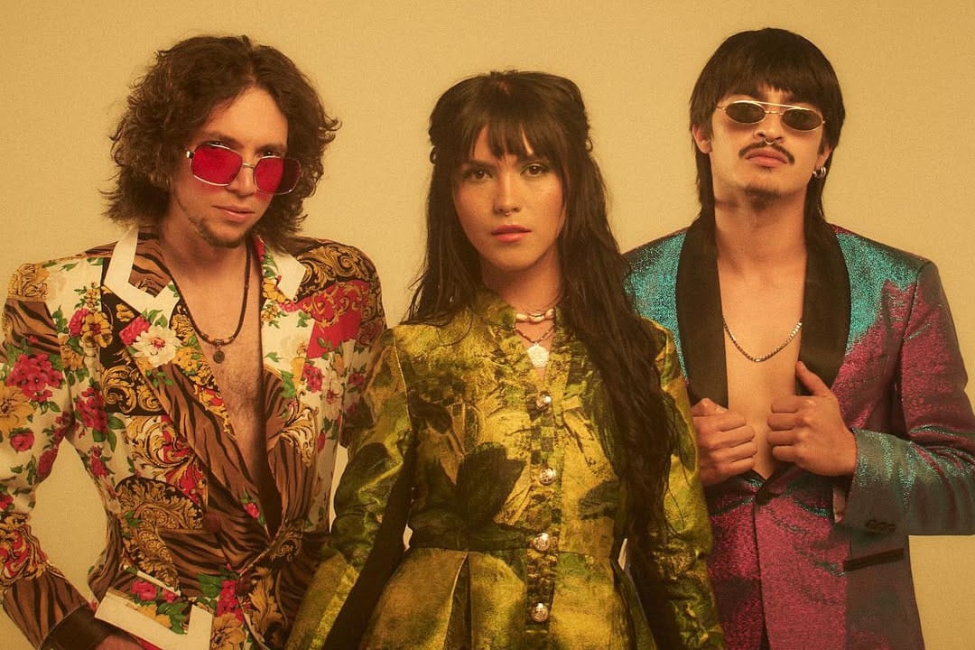 BALTHVS con trajes psicodélicos y fondo amarillo