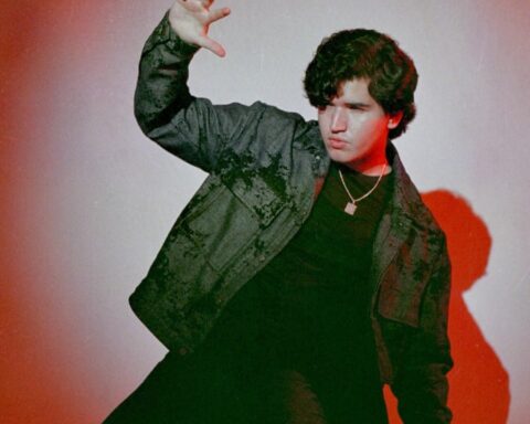 Bastti con saco negro y fondo rojo