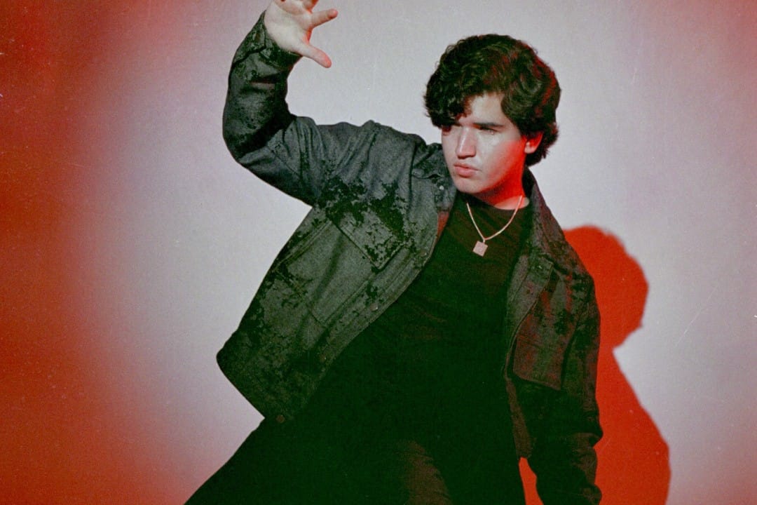 Bastti con saco negro y fondo rojo