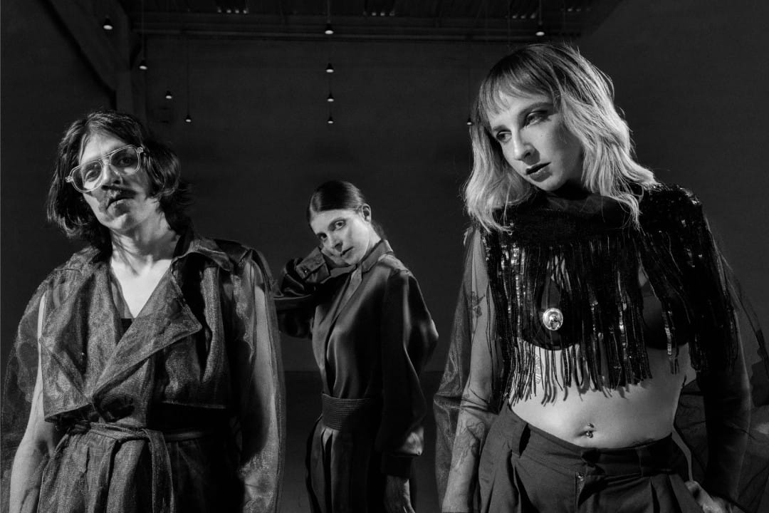 Budaya y Ely Guerra en retrato a blanco y negro