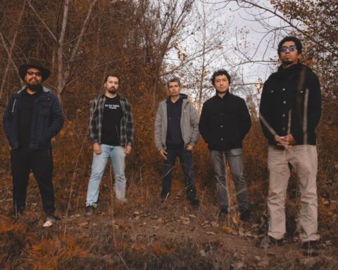 Búho Ermitaño posando en medio de un bosque