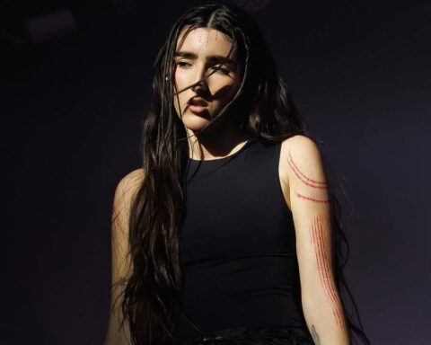 Judeline con camiseta negra en fondo negro