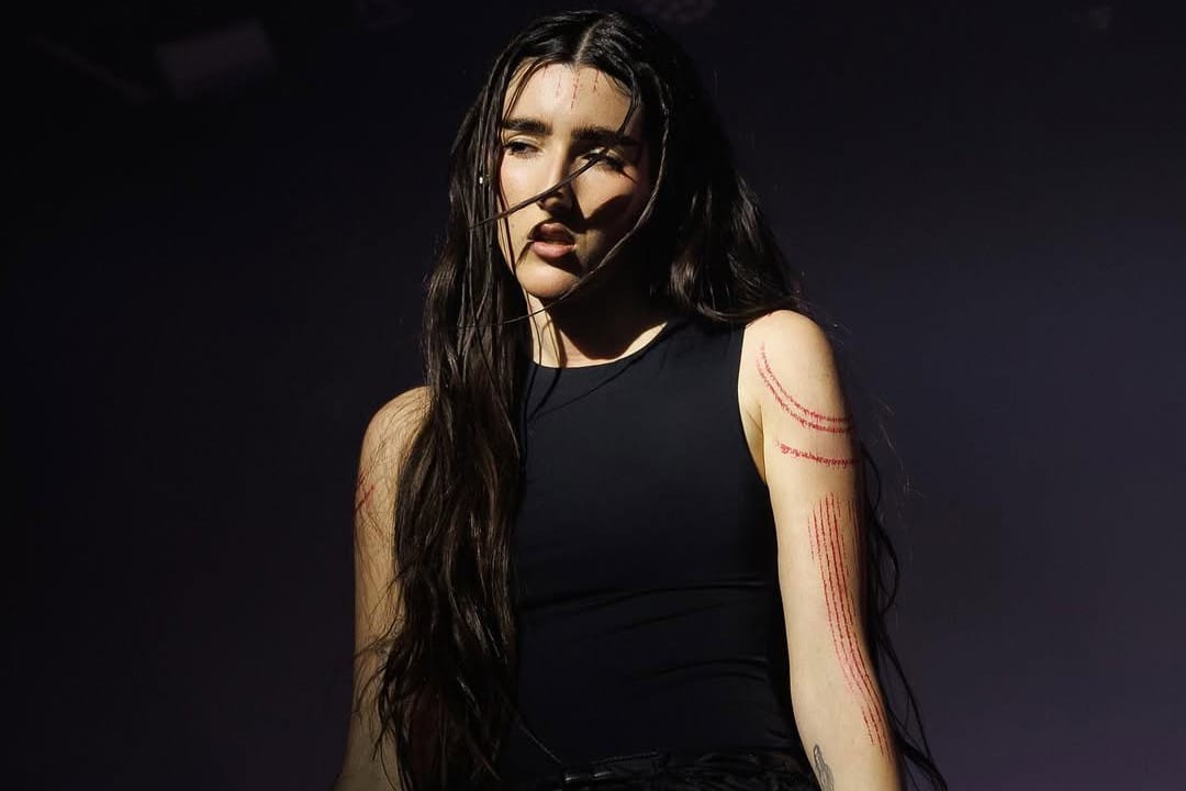Judeline con camiseta negra en fondo negro