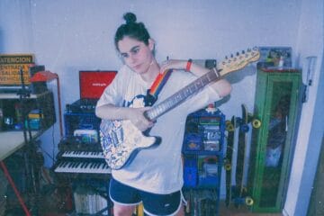 Júpiter en Casa con su guitarra en el estudio