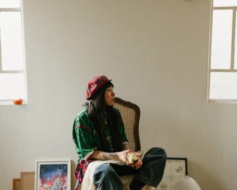 Karina Galicia sentada con un polo verde