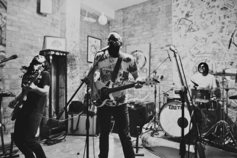 Malditos Adolescentes en pleno concierto