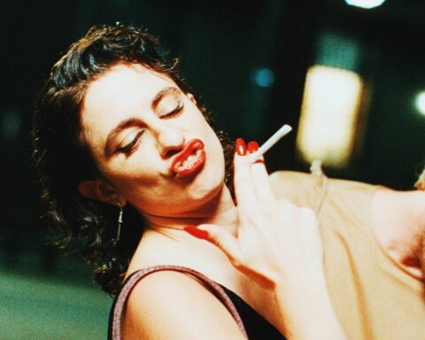 Marilina Bertoldi sosteniendo un cigarrillo