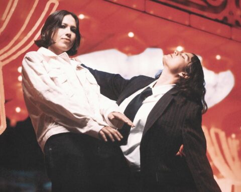 Marineros con trajes blancos y negros abrazándose